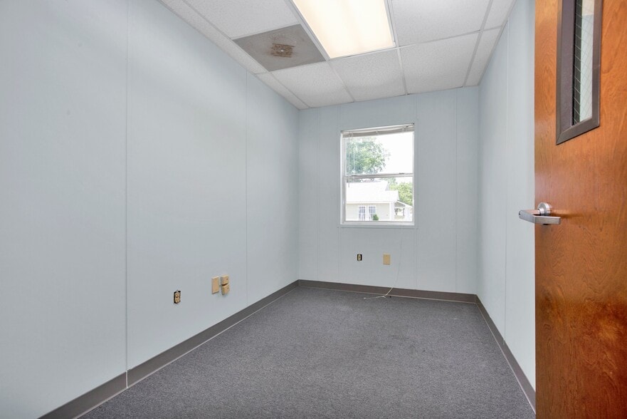 More Photos Of 2407 W 5th St, Lumberton Office For Sale