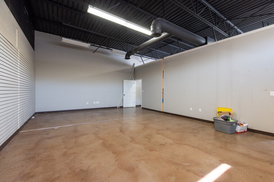 More Photos Of 8445 N Main St, Kansas City Freestanding For Lease