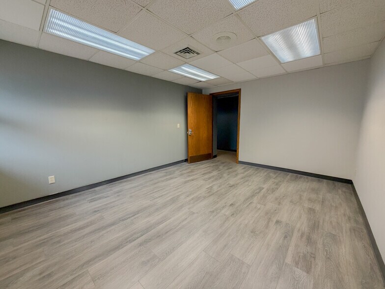 More Photos Of 515 Gold St, Green Lake Office For Sale