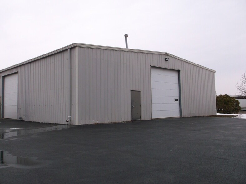 More Photos Of 2750 Universal St, Oshkosh Warehouse For Lease