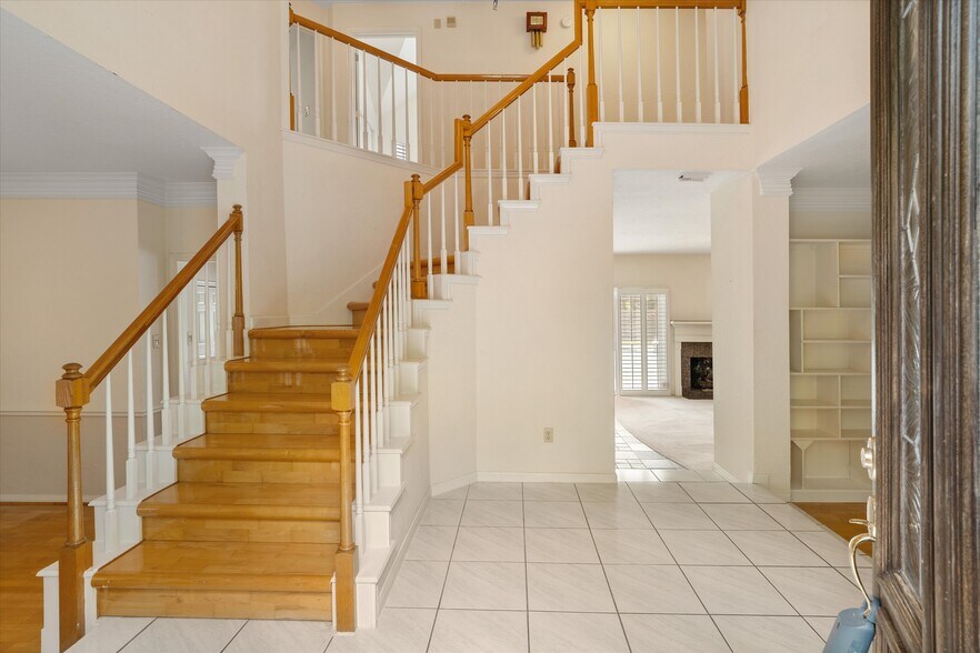 More Photos Of 124 Lake Point Dr, League City Specialty For Sale
