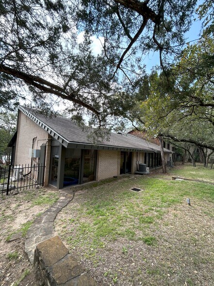 More Photos Of 2525 Wallingwood Dr, Austin Medical For Lease