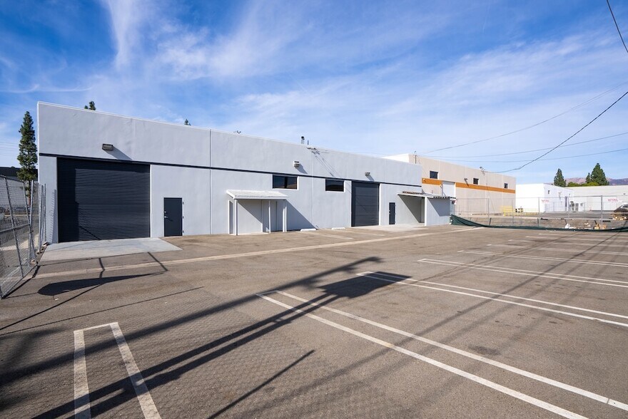 More Photos Of 8950-8954 Lurline Ave, Chatsworth Light Manufacturing For Lease