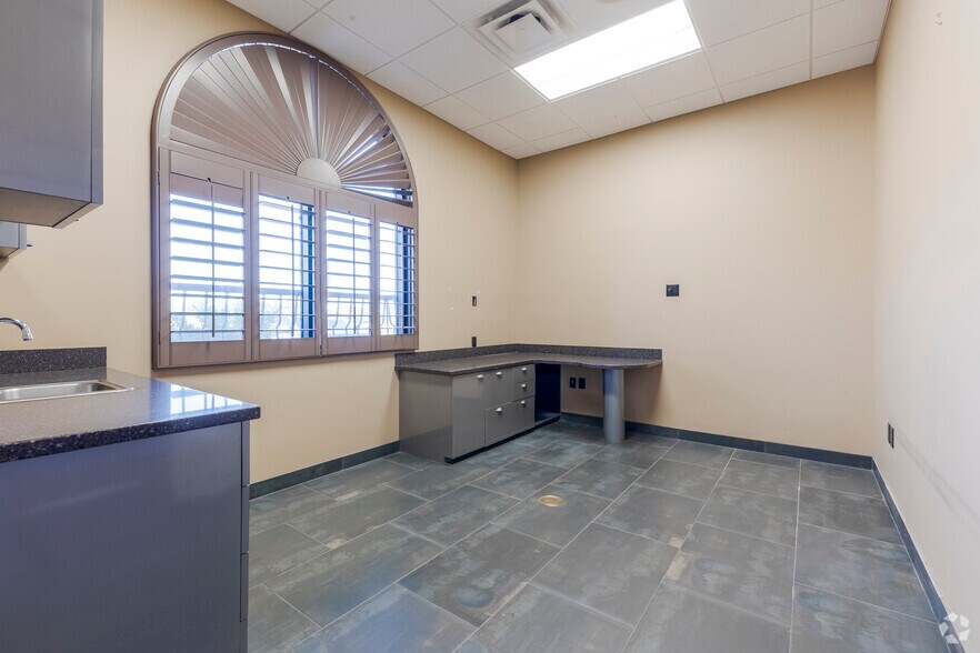 More Photos Of 1635 N Greenfield Rd, Mesa Medical For Sale