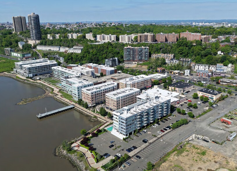 More Photos Of 4 Main St, Edgewater Apartments For Lease