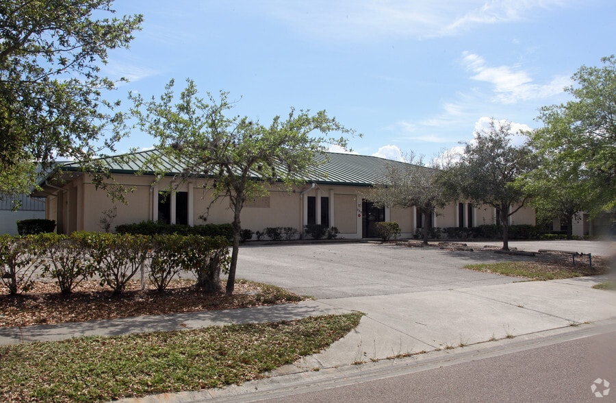 More Photos Of 325 Scarlett Blvd, Oldsmar Warehouse For Sale