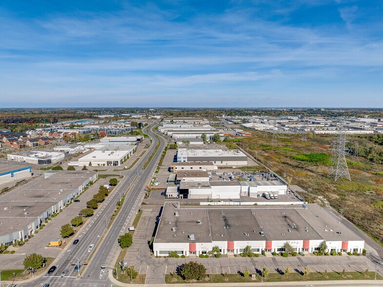 More Photos Of 3505-3541 Boul Le Corbusier, Laval Warehouse For Lease