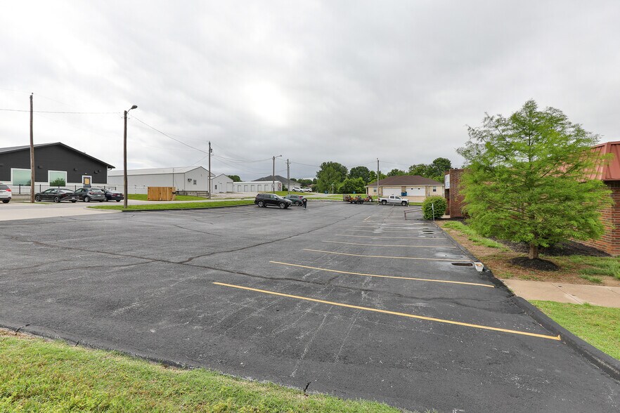 More Photos Of 500 W Daniels St, Ozark Office For Sale