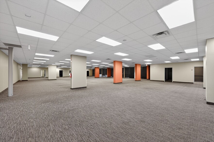 More Photos Of 9250 Amberton Pky, Dallas Flex For Lease