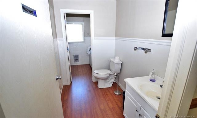 More Photos Of 223 N East Ave, Tahlequah Office For Sale