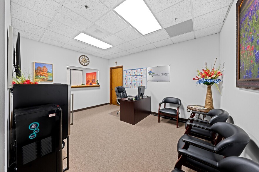 More Photos Of 222 S Sidney Baker St, Kerrville Office For Lease