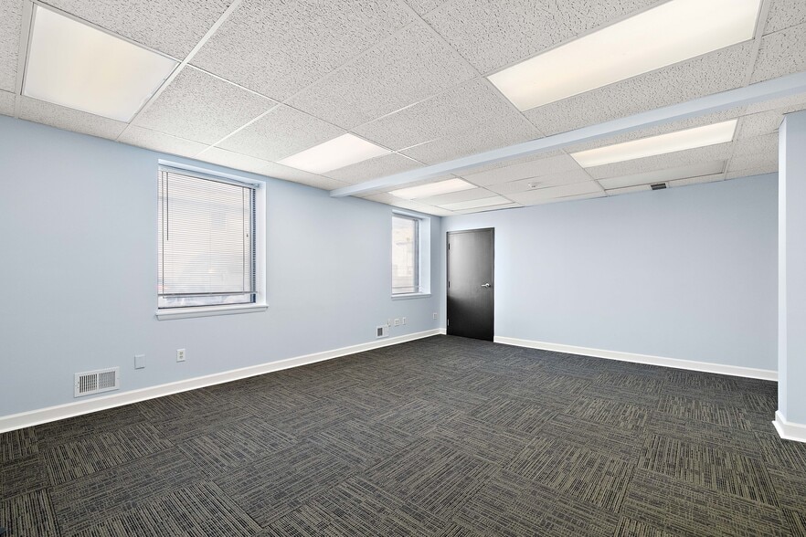 More Photos Of 2400 W 4th St, Wilmington Office For Sale