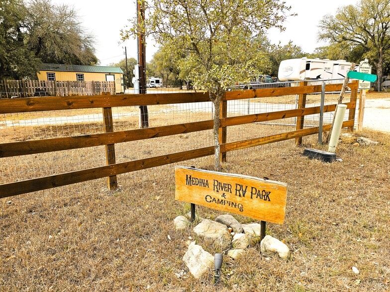 Primary Photo Of 605 Lakeshore Ln, Bandera Manufactured Housing Mobile Home Park For Sale