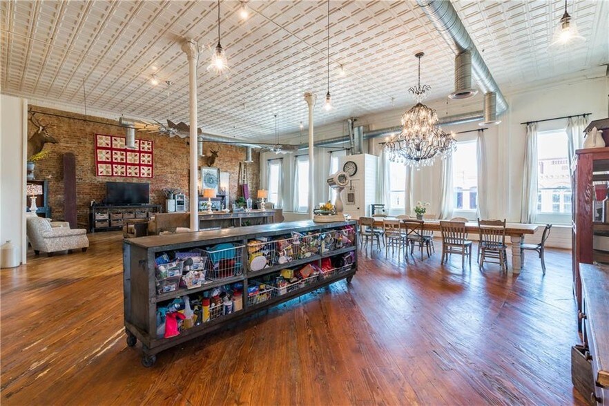 More Photos Of 306 W Main St, Denison Storefront For Sale