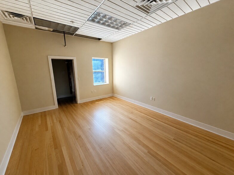 More Photos Of 321 Court St NE, Salem Storefront Retail Office For Sale