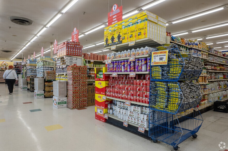 More Photos Of 400-488 NE 125th St, North Miami General Retail For Lease