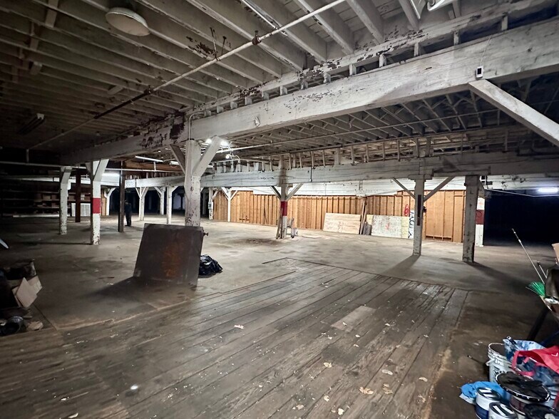 More Photos Of 2506 NE Multnomah St, Portland Warehouse For Sale