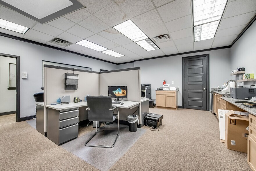 More Photos Of 400 Centre Park Blvd, DeSoto Light Manufacturing For Sale