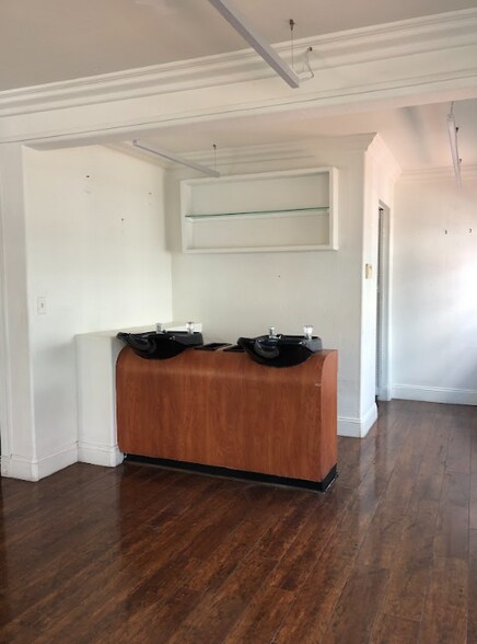 More Photos Of 7760 Fay Ave, La Jolla Storefront For Lease