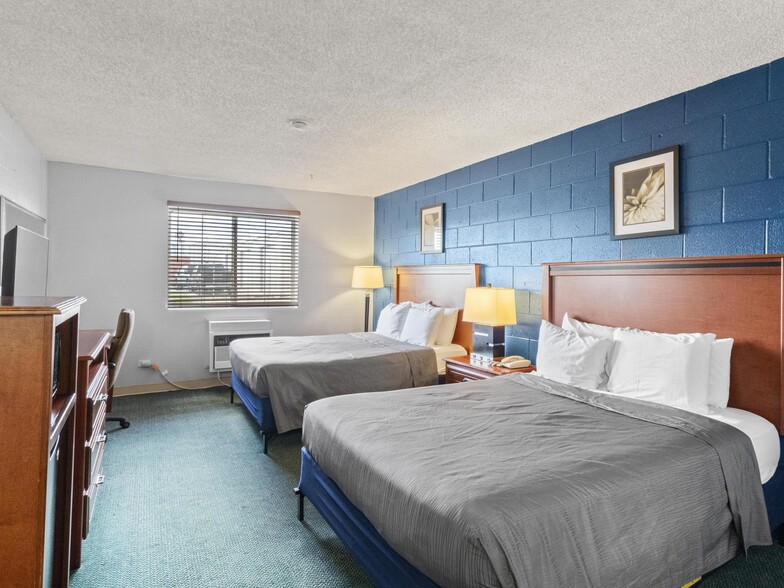 More Photos Of 1904 E Cedar St, Rawlins Hotel For Sale