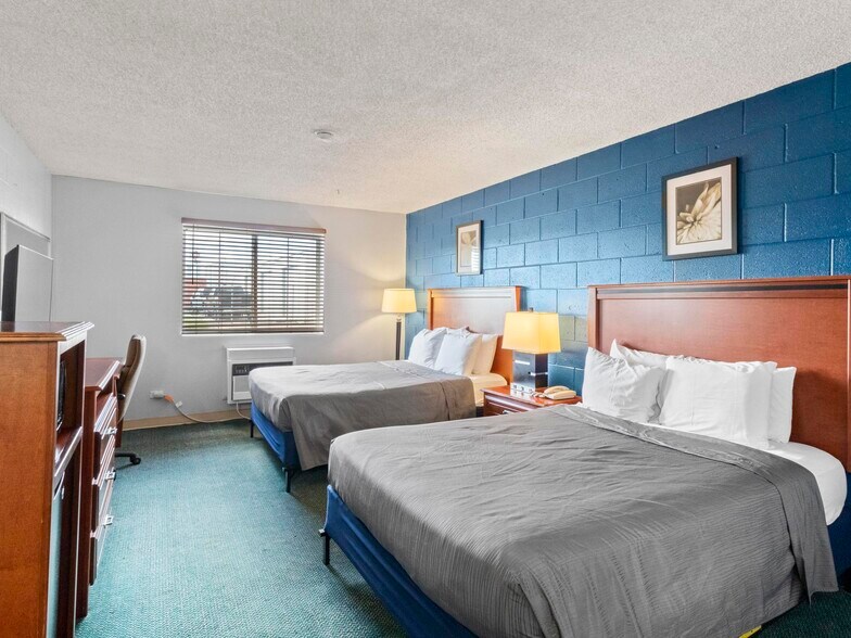 More Photos Of 1904 E Cedar St, Rawlins Hotel For Sale