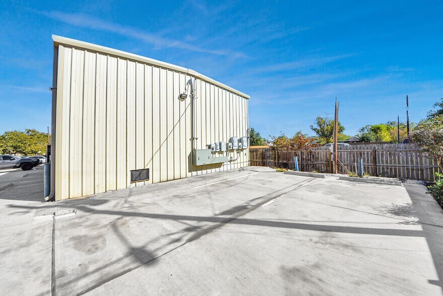 More Photos Of 6549 W Tidwell Rd, Houston Auto Dealership For Lease