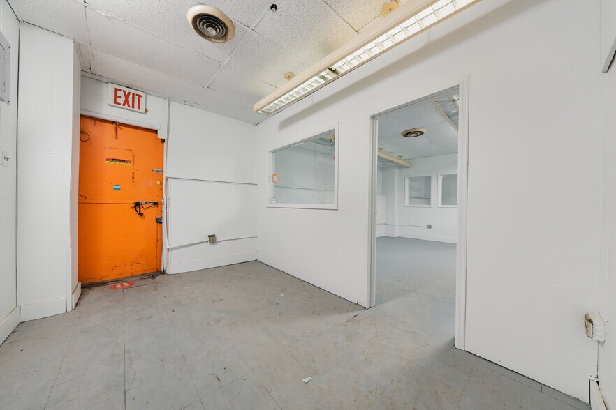 More Photos Of 555 Johnson Ave, Brooklyn Unknown For Lease