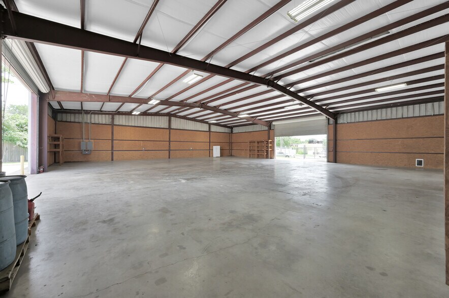 More Photos Of 11322 Neeshaw Dr, Houston Warehouse For Lease