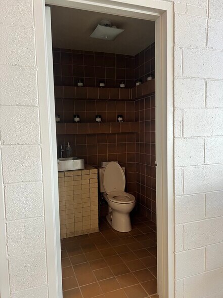 More Photos Of 3901 Falls Rd, Baltimore Auto Repair For Lease