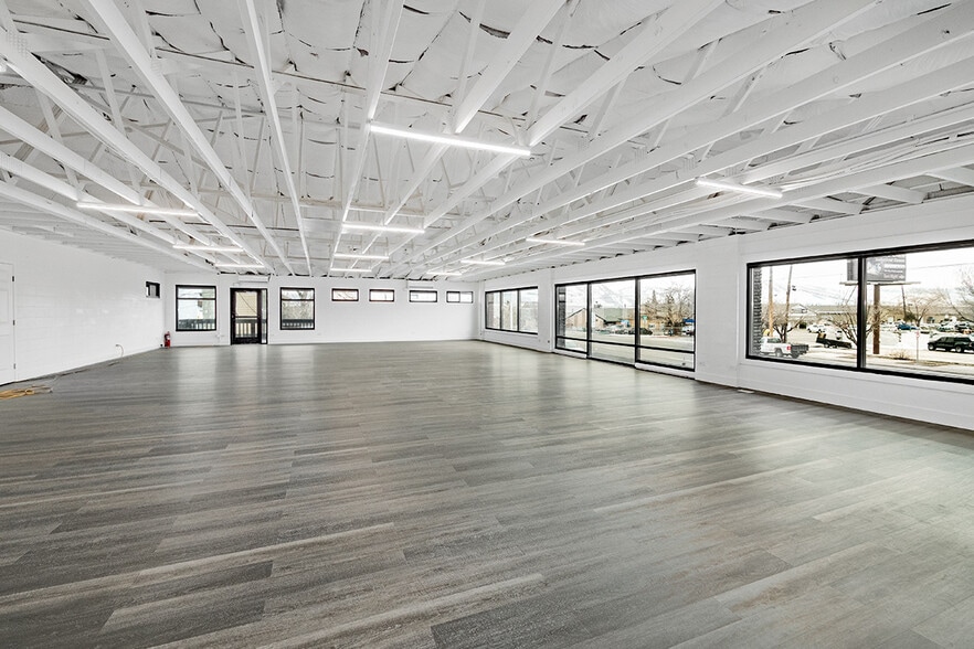 More Photos Of 910 Glendale Ave, Sparks Showroom For Sale