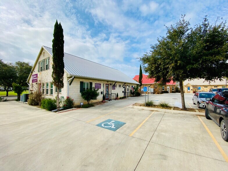 More Photos Of 910 Gruene Rd, New Braunfels Medical For Lease