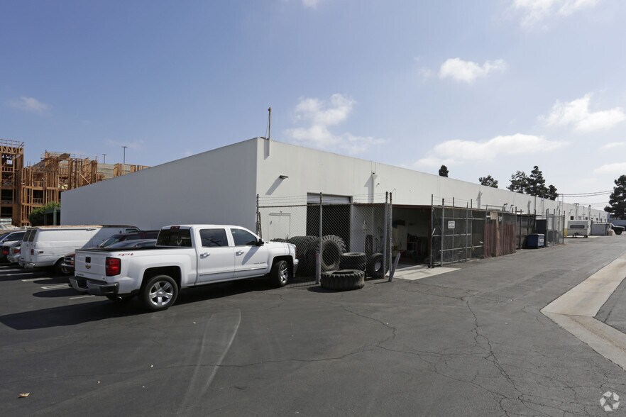 More Photos Of 16131 Gothard St, Huntington Beach Light Manufacturing For Lease