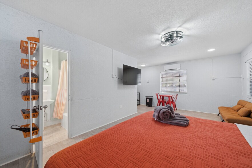 More Photos Of 602 Poinsettia Ave, Clearwater Beach Hotel For Sale