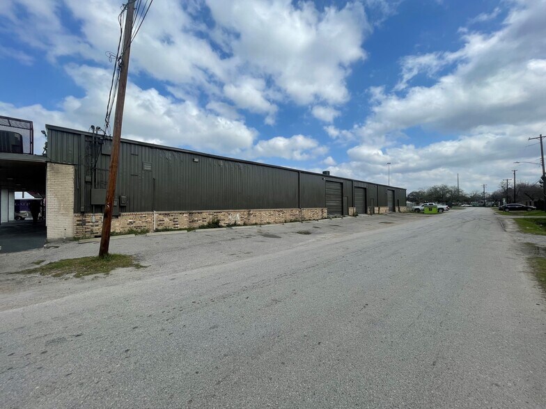 More Photos Of 10126 Jensen Dr, Houston Freestanding For Lease