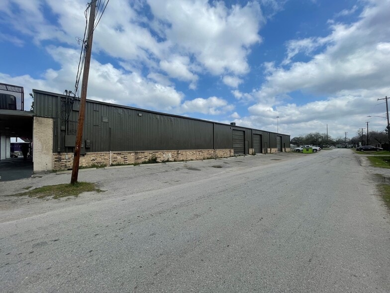 More Photos Of 10126 Jensen Dr, Houston Freestanding For Sale