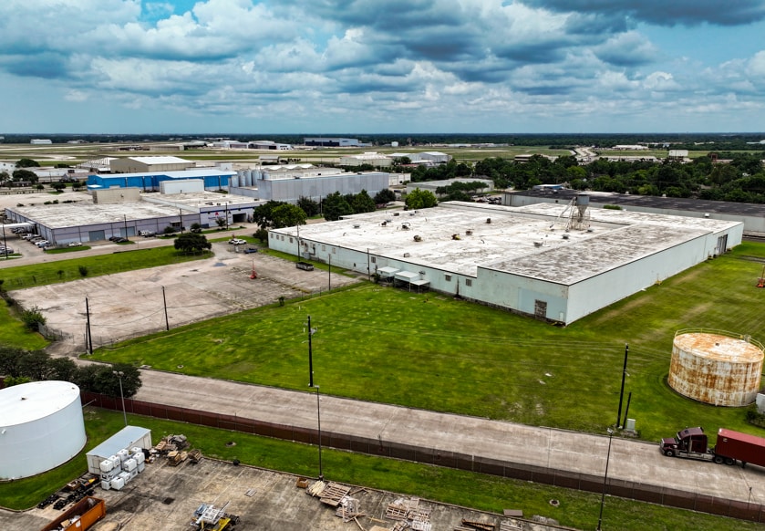 More Photos Of 8440 Tewantin Dr, Houston Manufacturing For Sale