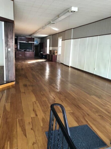 More Photos Of 218 Main St, East Greenville Convenience Store For Lease