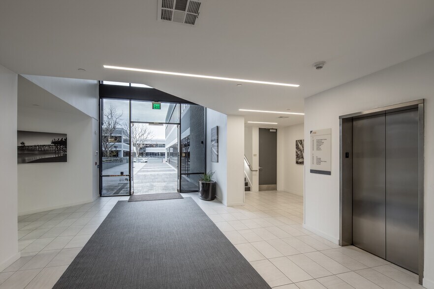 More Photos Of 2100 W Orangewood Ave, Orange Unknown For Lease