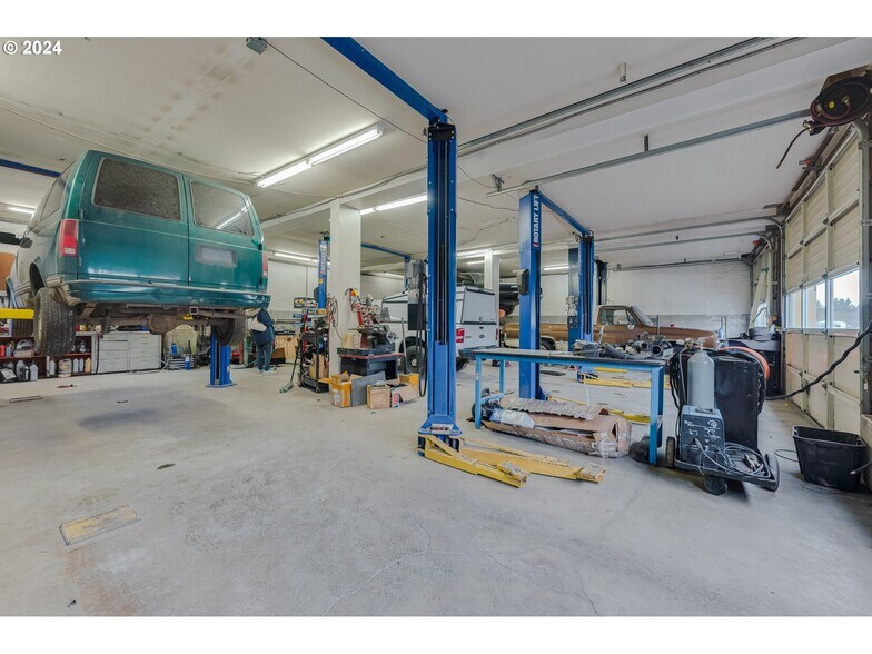 More Photos Of 22024 S Beavercreek Rd, Beavercreek Auto Repair For Sale