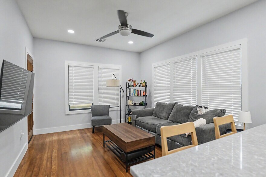 More Photos Of 2506 E Cesar Chavez St, Austin Office For Lease
