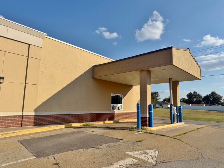 More Photos Of 1405 E Main St, Cushing Drugstore For Lease