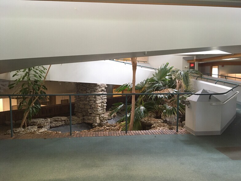 More Photos Of 486 W Liberty St, Wauconda Office For Sale