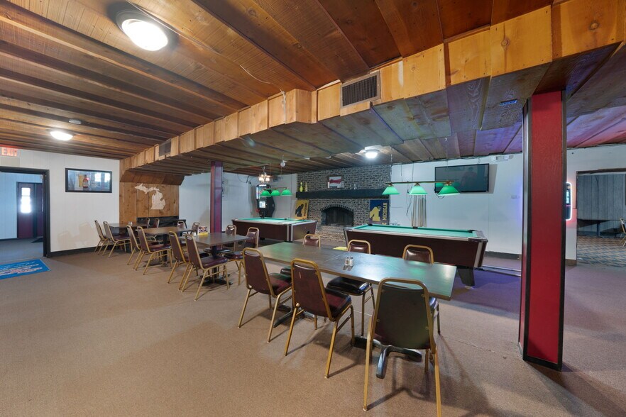 More Photos Of 18089 W State St, Vandalia Bar For Sale