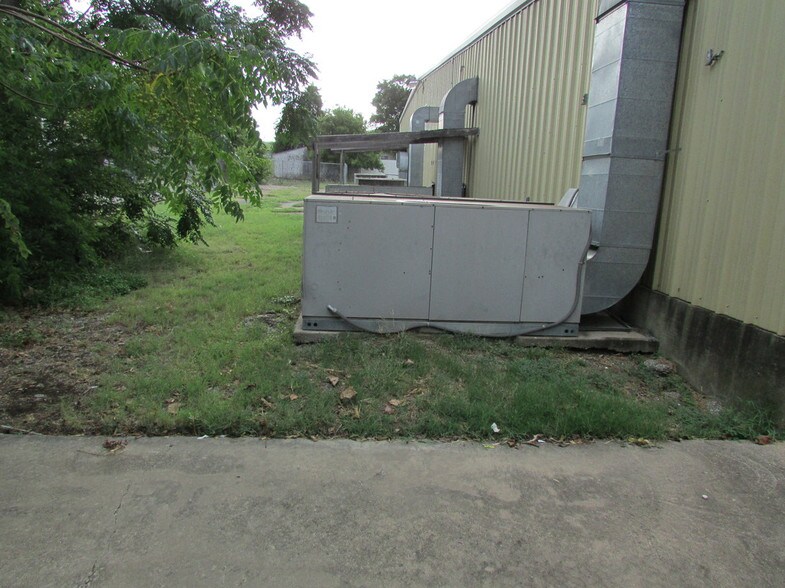 More Photos Of 223 W Danieldale Rd, Dallas Light Distribution For Sale