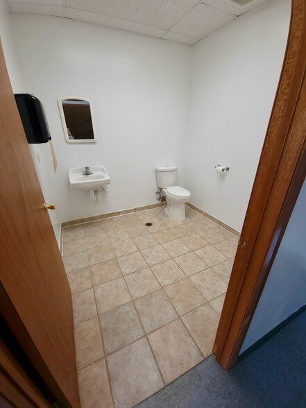 More Photos Of 1107 Scandia Trl, Forest Lake Service Station For Lease