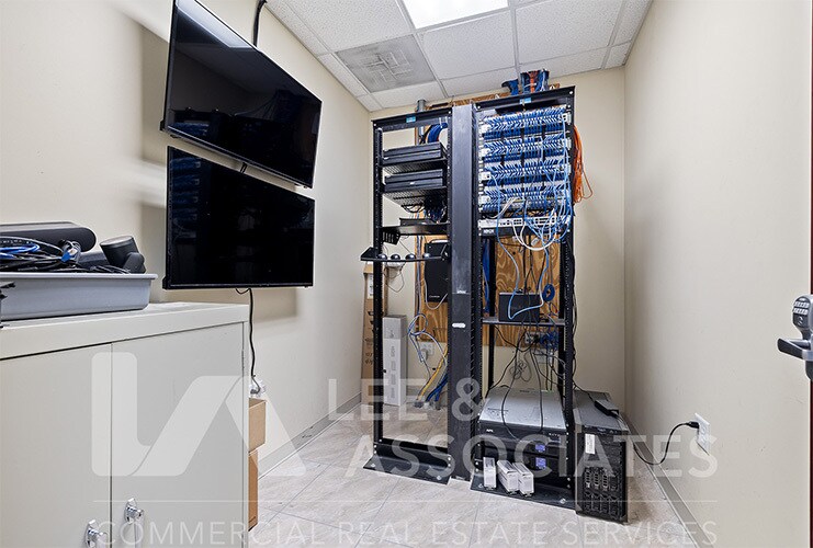 More Photos Of 685 S Ronald Reagan Blvd, Longwood Flex For Sale