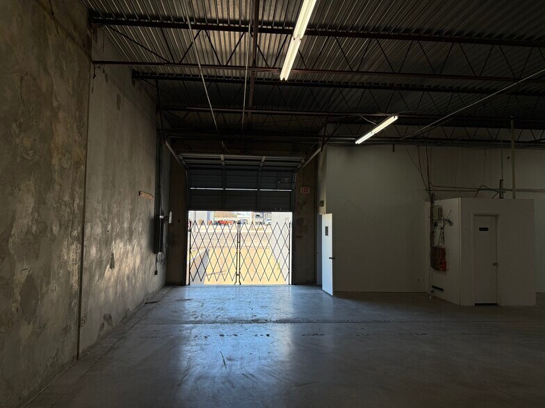 More Photos Of 3911 Woodbury Dr, Austin Warehouse For Lease