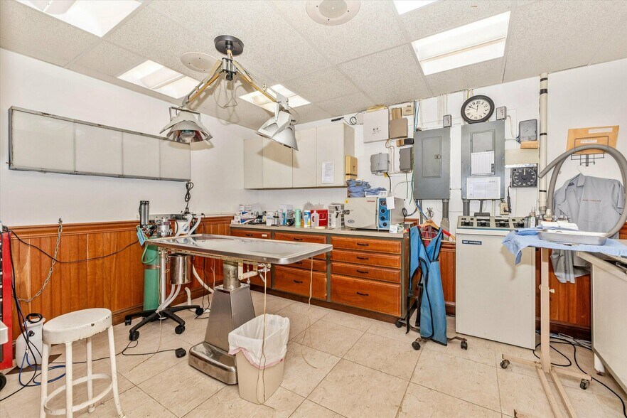 More Photos Of 806 Park Ave, Mount Airy Office For Sale