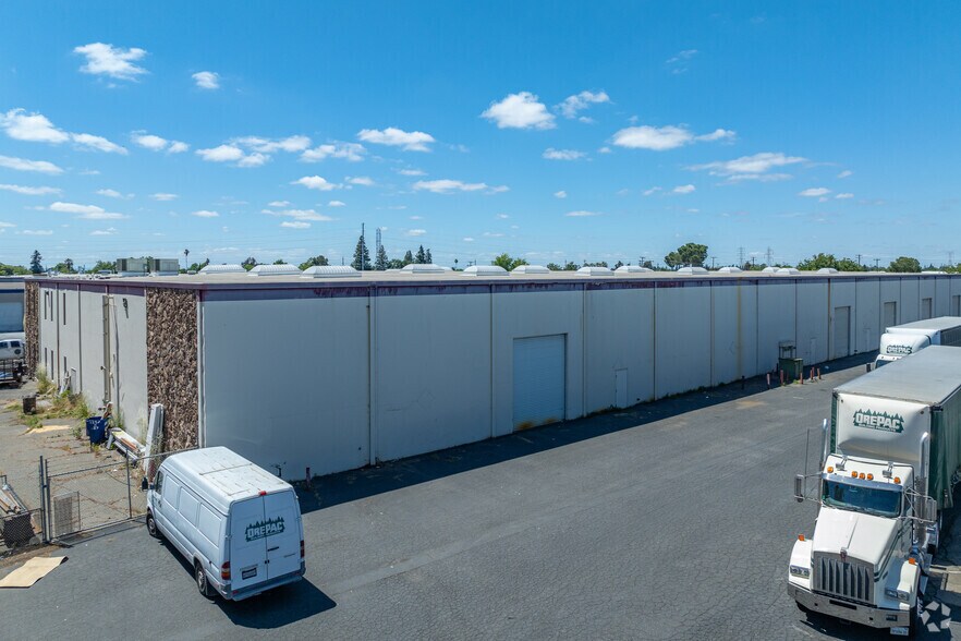More Photos Of 8165 Signal Ct, Sacramento Warehouse For Sale