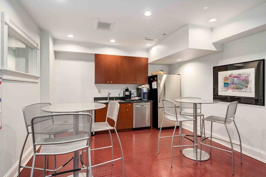 More Photos Of 812 N Dearborn St, Chicago Office For Sale